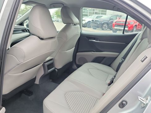 Used 2022 Toyota Camry SE image 8