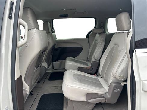 Used 2021 Chrysler Pacifica Touring-L image 11