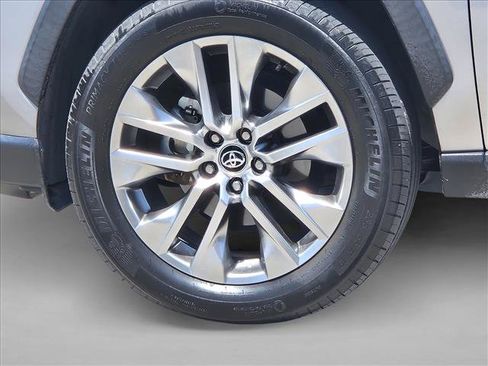 Used 2021 Toyota RAV4 XLE Premium FWD image 9
