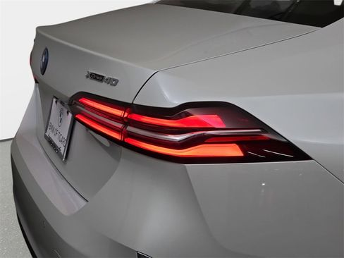 Used 2025 BMW i5 xDrive40 w/ Premium Package image 36