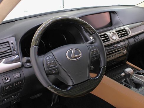 Used 2017 Lexus LS 460 w/ Comfort Package RWD image 32