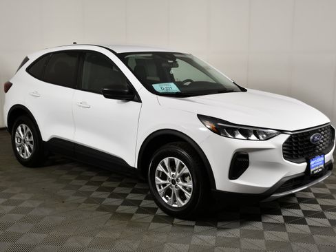 Used 2025 Ford Escape Active AWD/4WD image 3