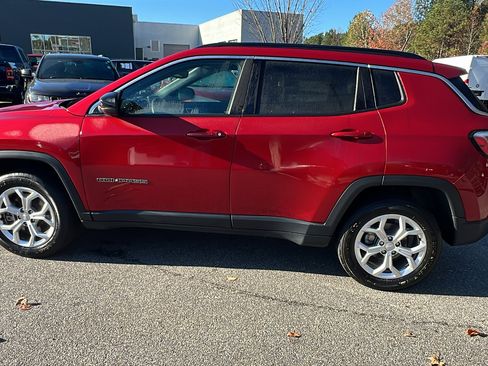 Used 2024 Jeep Compass Latitude image 11