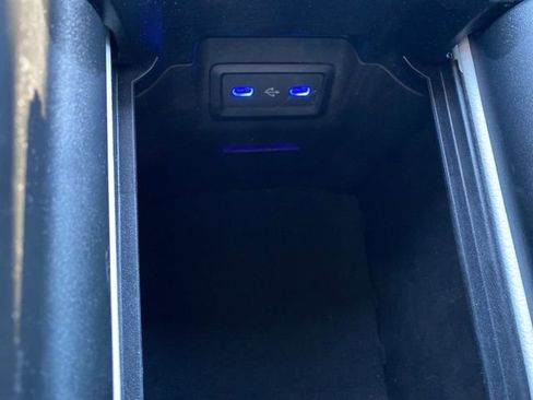 Used 2025 Mercedes-Benz GLC 300 4MATIC image 32