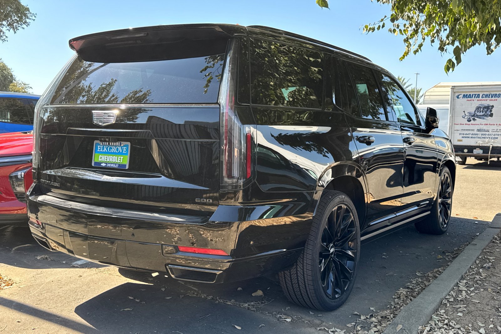 Used 2025 Cadillac Escalade Sport Platinum w/ LPO, ONYX Package AWD/4WD image 4