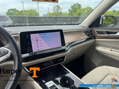 Used 2024 Volkswagen Atlas SE w/ Black Wheel Package image 15