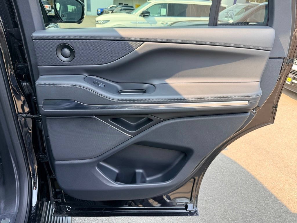 New 2027 Lincoln Navigator Premiere AWD/4WD image 31