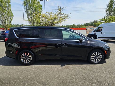 Used 2024 Chrysler Pacifica Limited FWD image 4