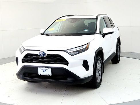 Used 2022 Toyota RAV4 XLE w/ Convenience Package AWD/4WD image 2