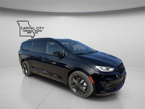 New 2026 Chrysler Pacifica Select w/ S Appearance Package image 5