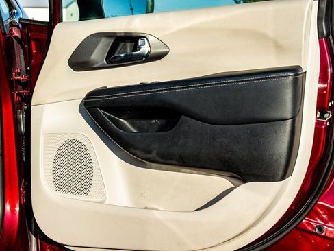 Used 2023 Chrysler Pacifica Touring-L image 18