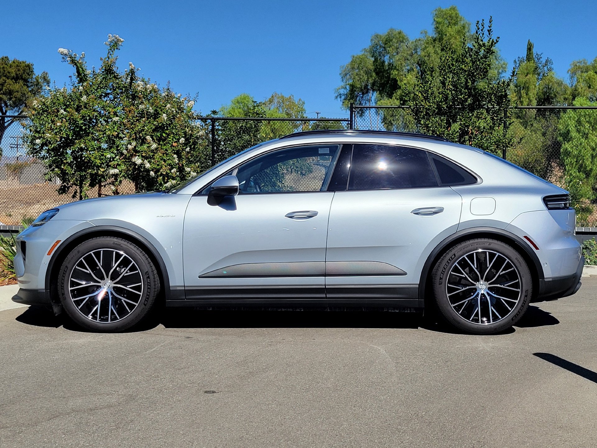 Used 2025 Porsche Macan Electric RWD image 2