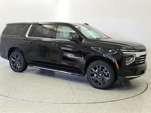 Used 2025 Chevrolet Suburban LT w/ Comfort Package AWD/4WD image 2
