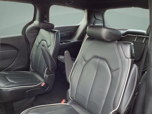 Used 2025 Chrysler Pacifica Limited FWD image 19