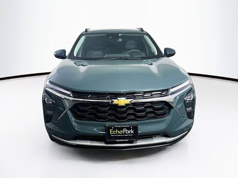 Used 2025 Chevrolet Trax LT image 2