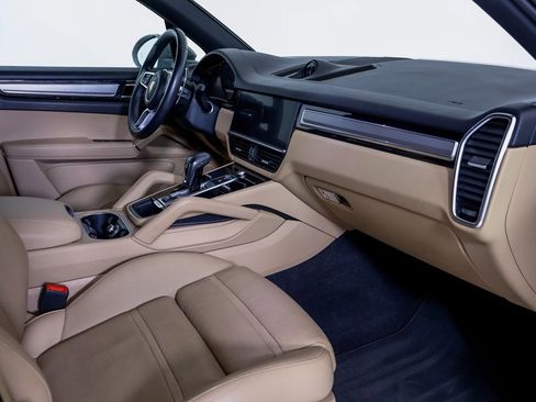 Certified 2023 Porsche Cayenne Platinum Edition image 7