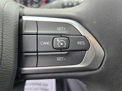 Used 2025 Jeep Compass Latitude image 17