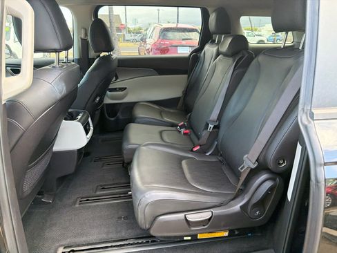 Used 2023 Kia Carnival LX FWD image 9