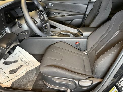 Used 2025 Hyundai Elantra SE image 19