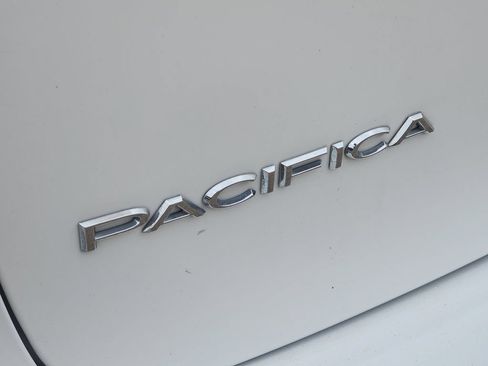 Used 2019 Chrysler Pacifica Touring-L w/ Advanced Safetytec Group FWD image 9