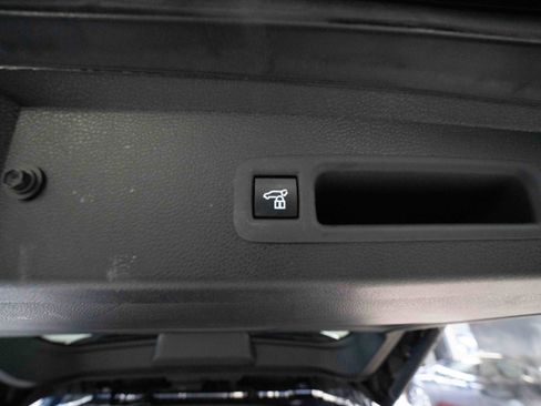 Used 2025 Toyota Sienna Platinum image 30