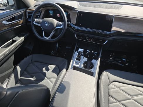 Used 2025 Volkswagen Atlas SE image 30