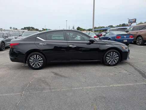 Used 2024 Nissan Altima 2.5 SV FWD image 3