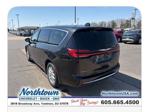 Used 2023 Chrysler Pacifica Touring-L image 11