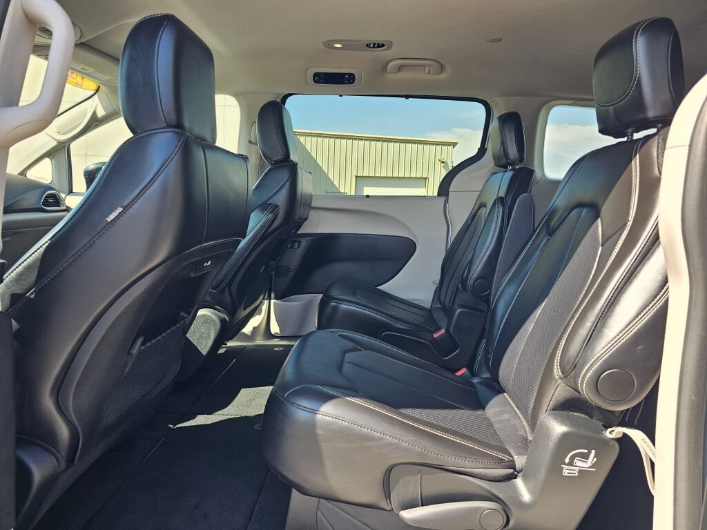 Used 2024 Chrysler Pacifica Touring-L FWD image 13