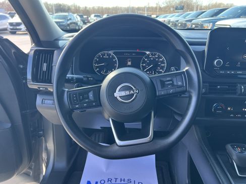 Used 2024 Nissan Pathfinder S image 32