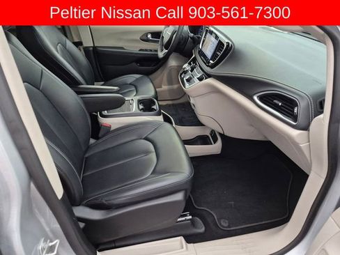Used 2024 Chrysler Pacifica Limited FWD image 11