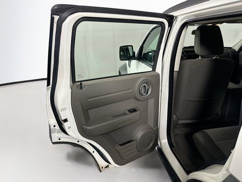 Used 2008 Dodge Nitro SXT RWD image 22