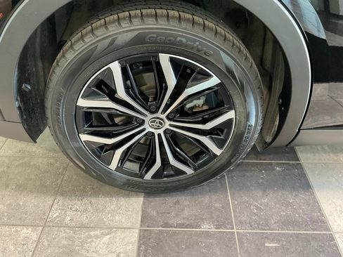 Certified 2023 Toyota Crown AWD/4WD image 7