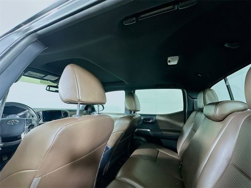 Used 2017 Toyota Tacoma Limited image 12