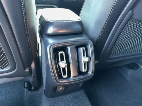 Used 2019 Volvo XC40 T5 R-Design image 18