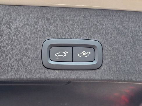 Used 2024 Volvo XC40 B5 Core image 14