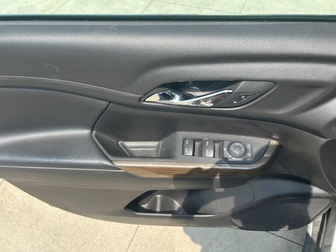 Used 2023 GMC Acadia SLE image 18