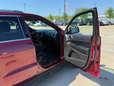 Used 2019 Jeep Grand Cherokee Laredo AWD/4WD image 19