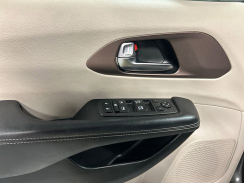 Used 2023 Chrysler Voyager LX image 14