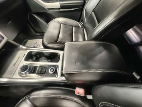 Used 2022 Ford Explorer XLT w/ Equipment Group 202A image 22