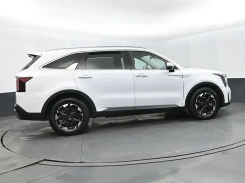 Used 2024 Kia Sorento S image 4