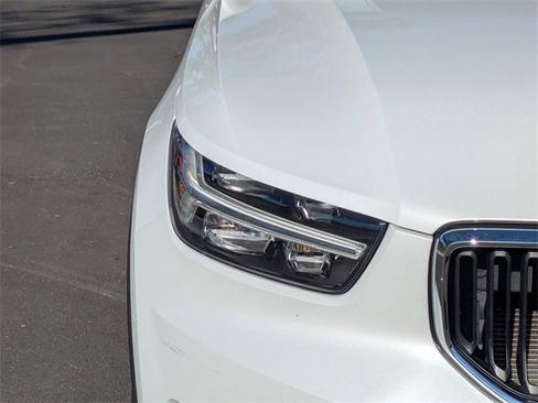Used 2021 Volvo XC40 T4 Momentum w/ Premium Package image 10