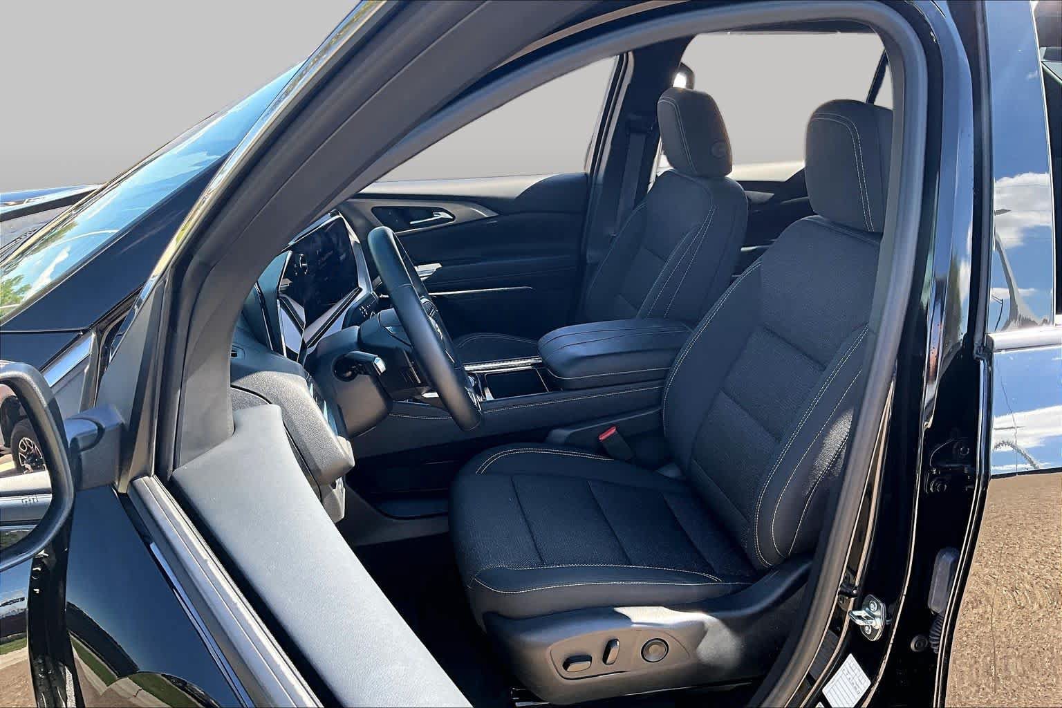 Used 2026 Chevrolet Traverse LT FWD image 8