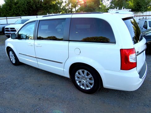 Used 2013 Chrysler Town & Country Touring image 6