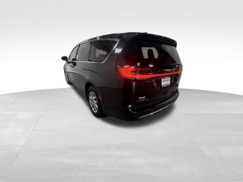 Used 2023 Chrysler Pacifica Touring-L FWD image 12