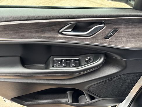 Used 2024 Jeep Grand Cherokee L Limited w/ Luxury Tech Group II image 16