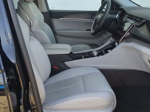 Certified 2023 Jeep Grand Cherokee Overland w/ Luxury Tech Group IV AWD/4WD image 21