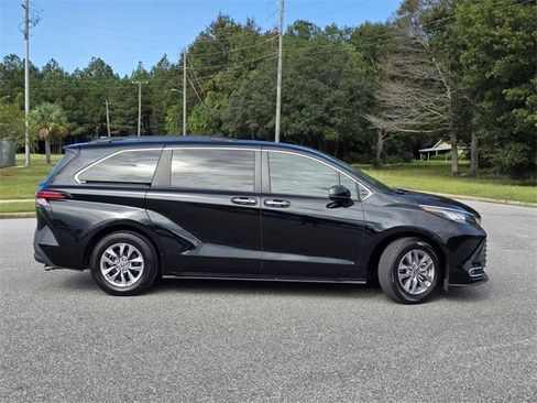Used 2022 Toyota Sienna XLE image 39