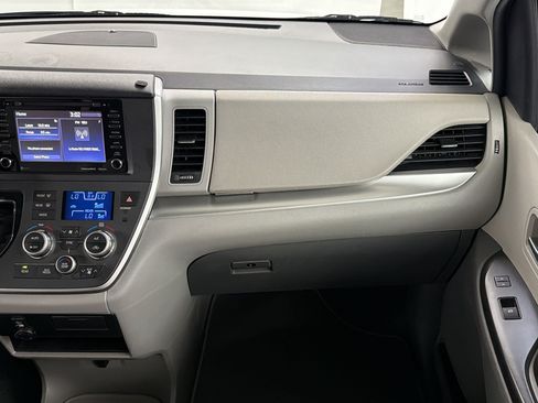 Used 2020 Toyota Sienna LE w/ Carpet Mat Package FWD image 27