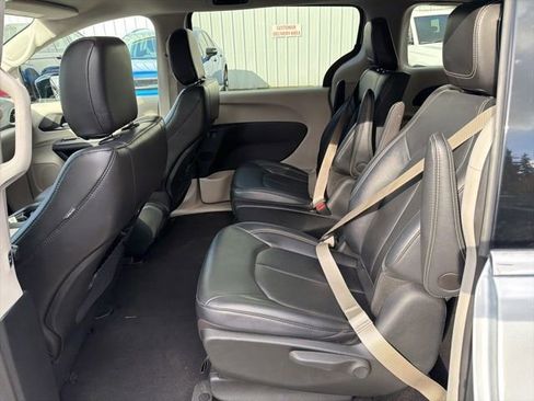 Used 2024 Chrysler Pacifica Select image 17